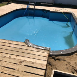 Accessoires indispensables pour l'entretien de votre piscine : produits et outils Koungou